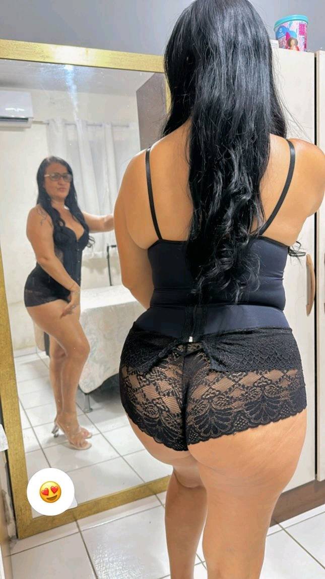 Brazilian MILF Ayla Shows Off Her Curves 9