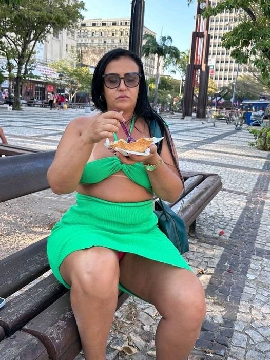 Brazilian MILF Ayla Shows Off Her Curves 10