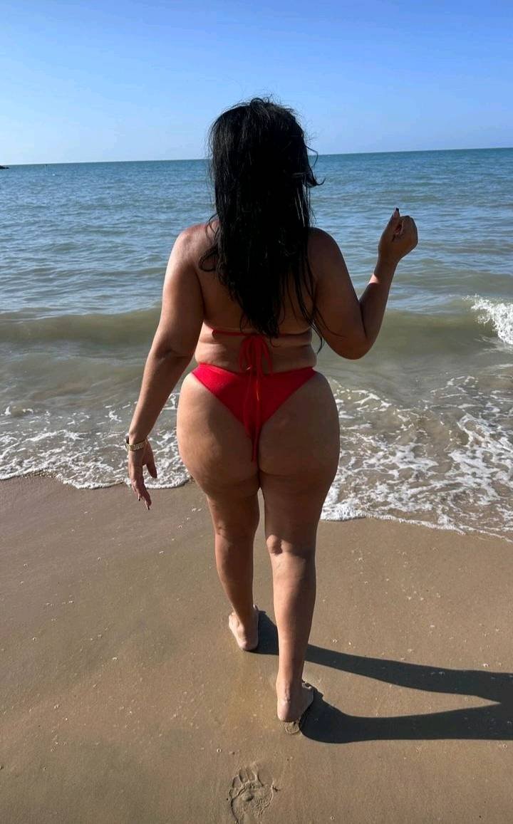 Brazilian MILF Ayla Shows Off Her Curves 11