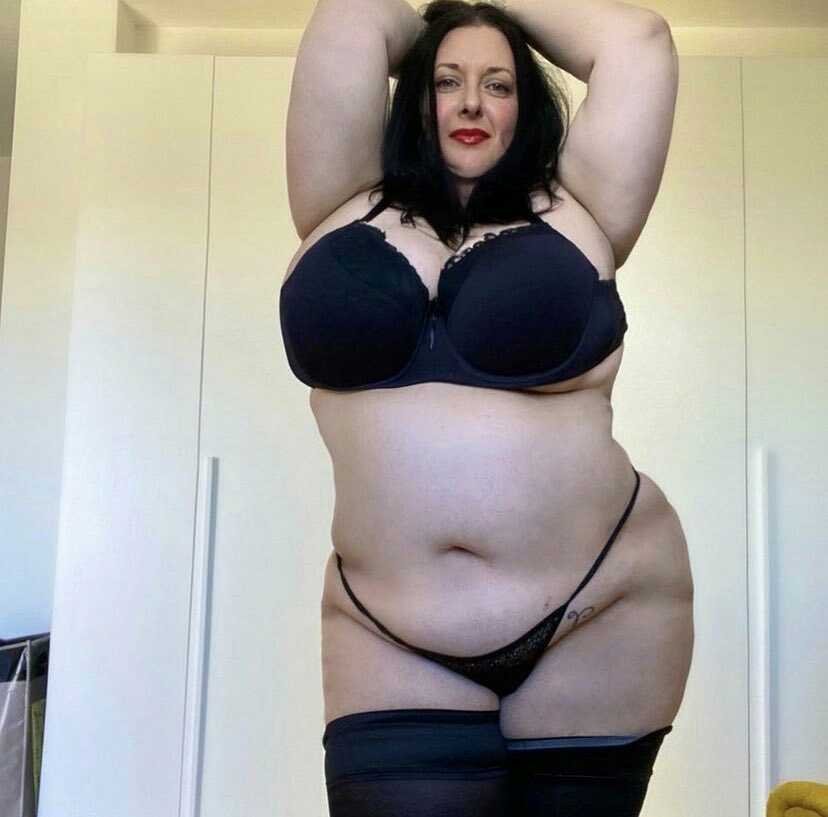 曲線MILFアレックスがビッグBBWヒートをもたらす 2