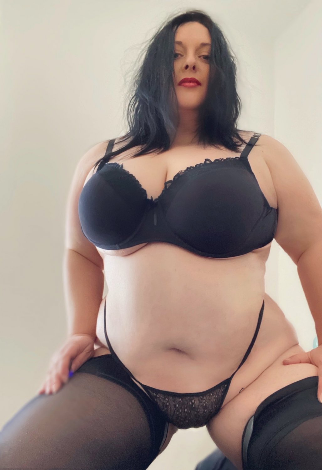 曲線MILFアレックスがビッグBBWヒートをもたらす 3