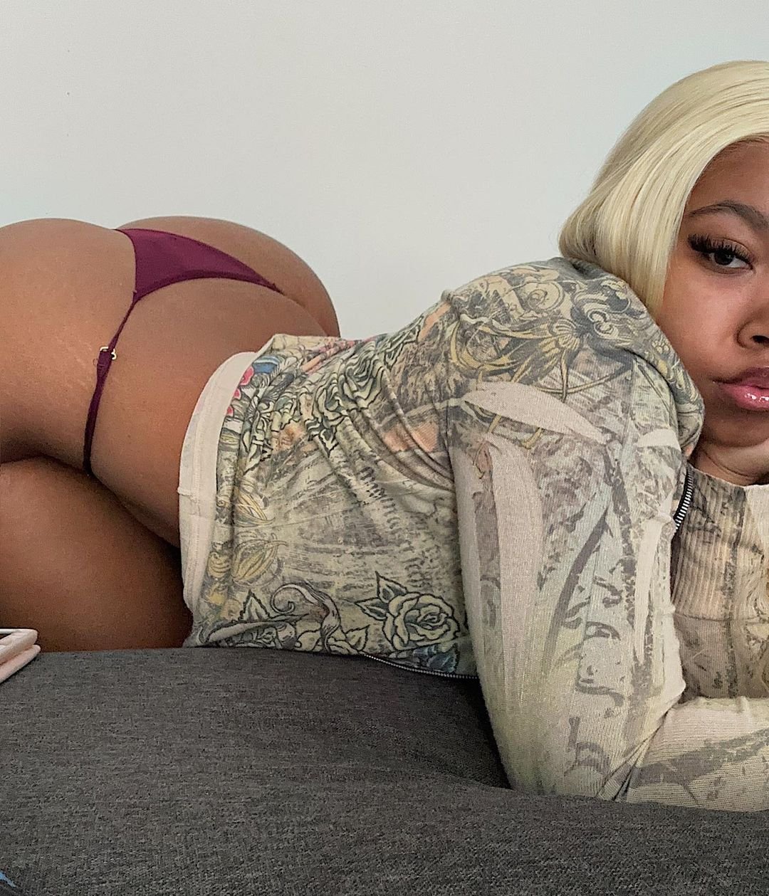 厚い曲線焦らしがセルフィークリップで自分を快楽 5