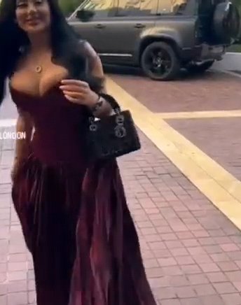 Buxom Beauty Rocking a Stunning Dress 3