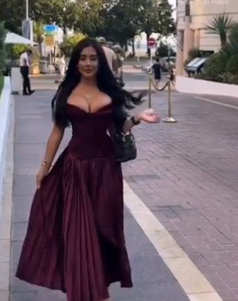 Buxom Beauty Rocking a Stunning Dress 4