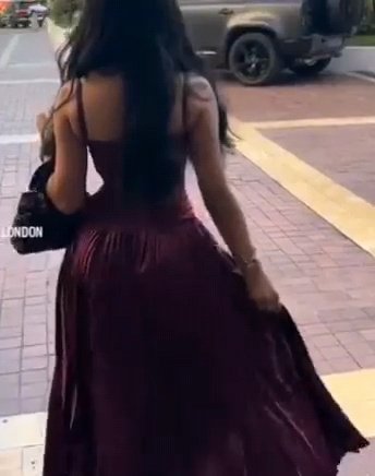 Buxom Beauty Rocking a Stunning Dress 5