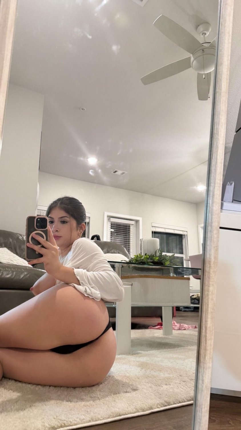 Aly brunette mignonne 1