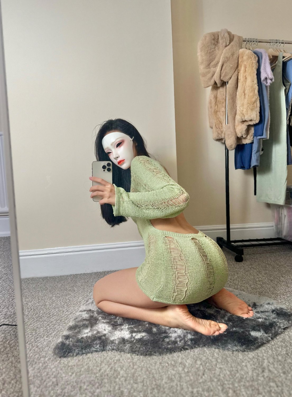 커피를 마시며 맛있는 버진들을 구경하세요. 1