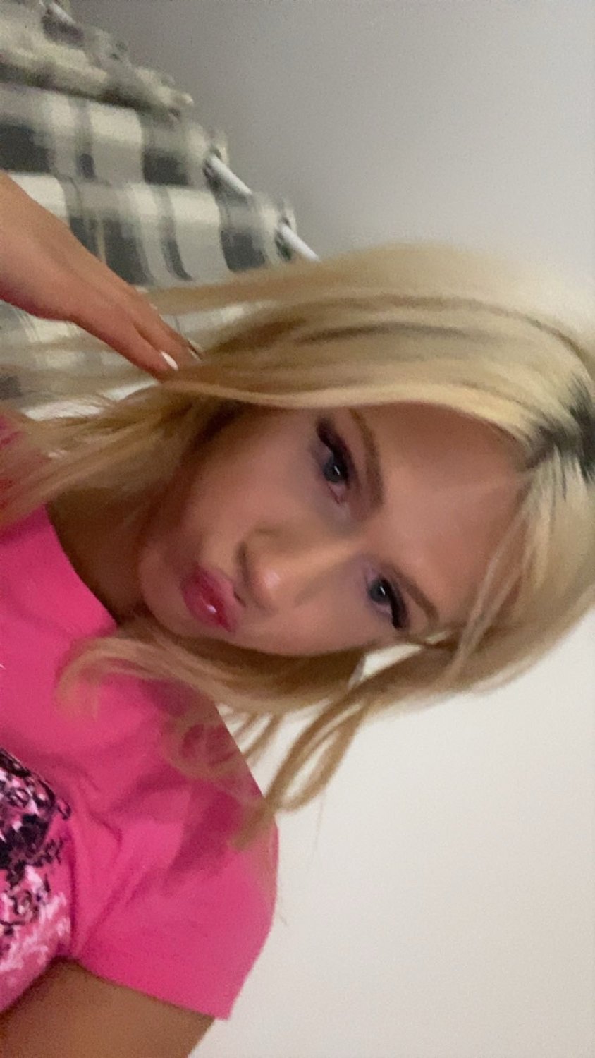 Young Hung Mini Trans Babe Ready to Play 31