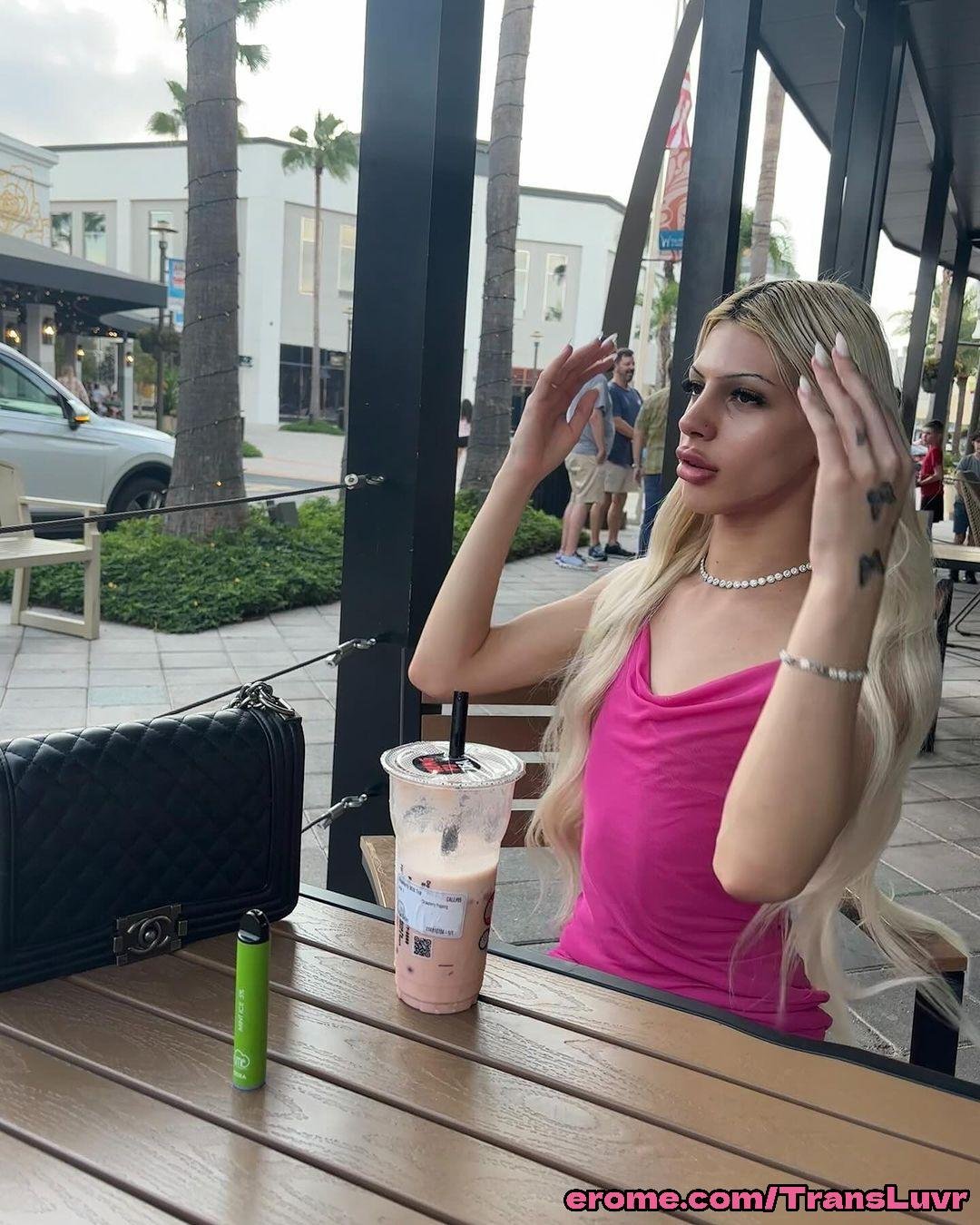 Una fantastica trans dai capelli chiari si fa scopare da una BBC dell'Ago [Femboy, Shemale, Tranny, Trap]. 24
