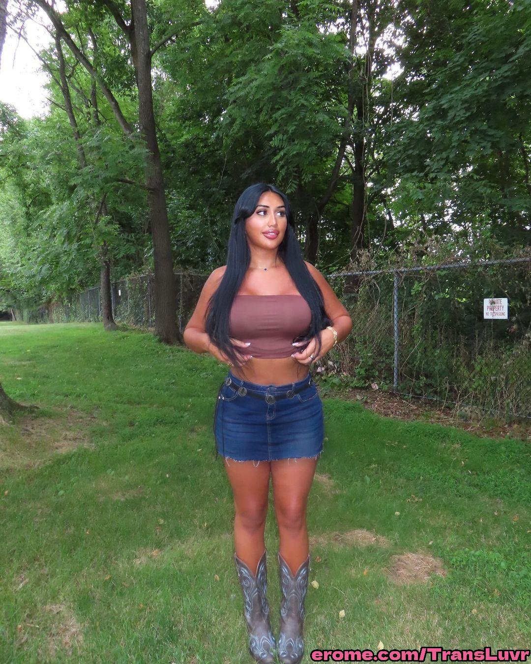 Trans Latina Arab W Big Booty N Big Tits Likes BBC [Femboy, Shemale, Tranny, Trap] 26