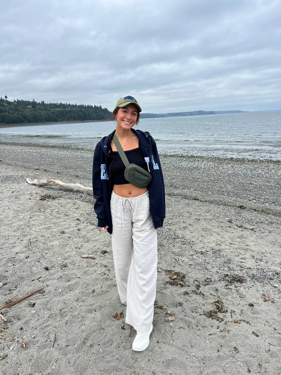 ブルネット・アマチュア・キャシディ・フロム・ウィスコンシン・ショウズ・オフ・ハー・セクシー・カーブス 19