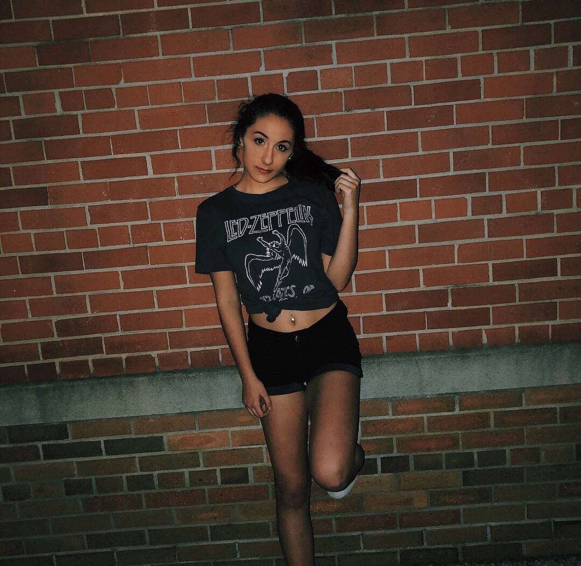 ブルネット・アマチュア・キャシディ・フロム・ウィスコンシン・ショウズ・オフ・ハー・セクシー・カーブス 25