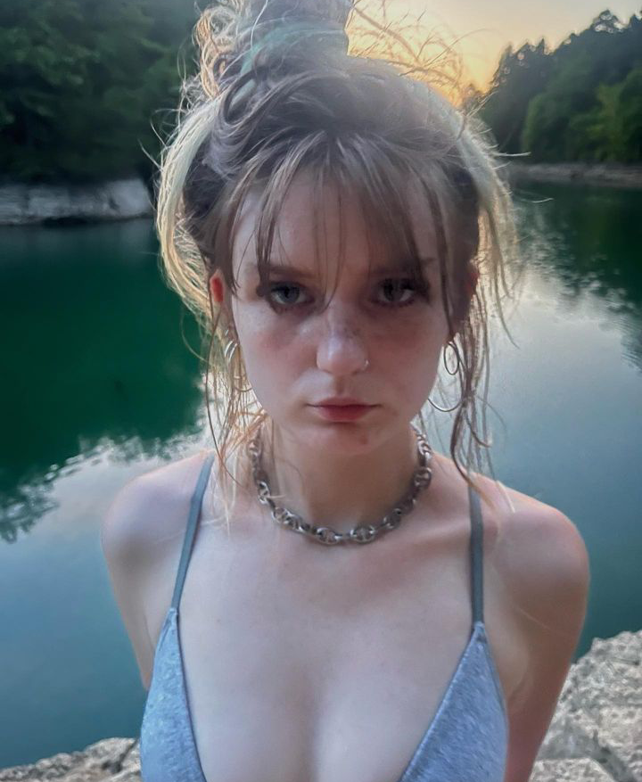 インスタ・娘・イサ・プレイズ・ウィズ・ハー・ジューシー・秘部 11