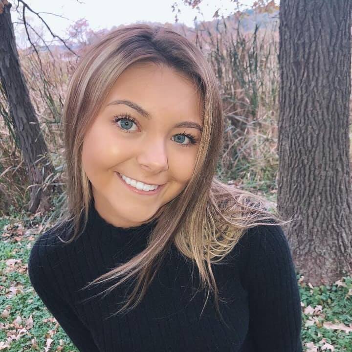 プラウド・ガール・フロウンツ・ハー・タイト・秘部・アンド・スモール・ティッツ 1