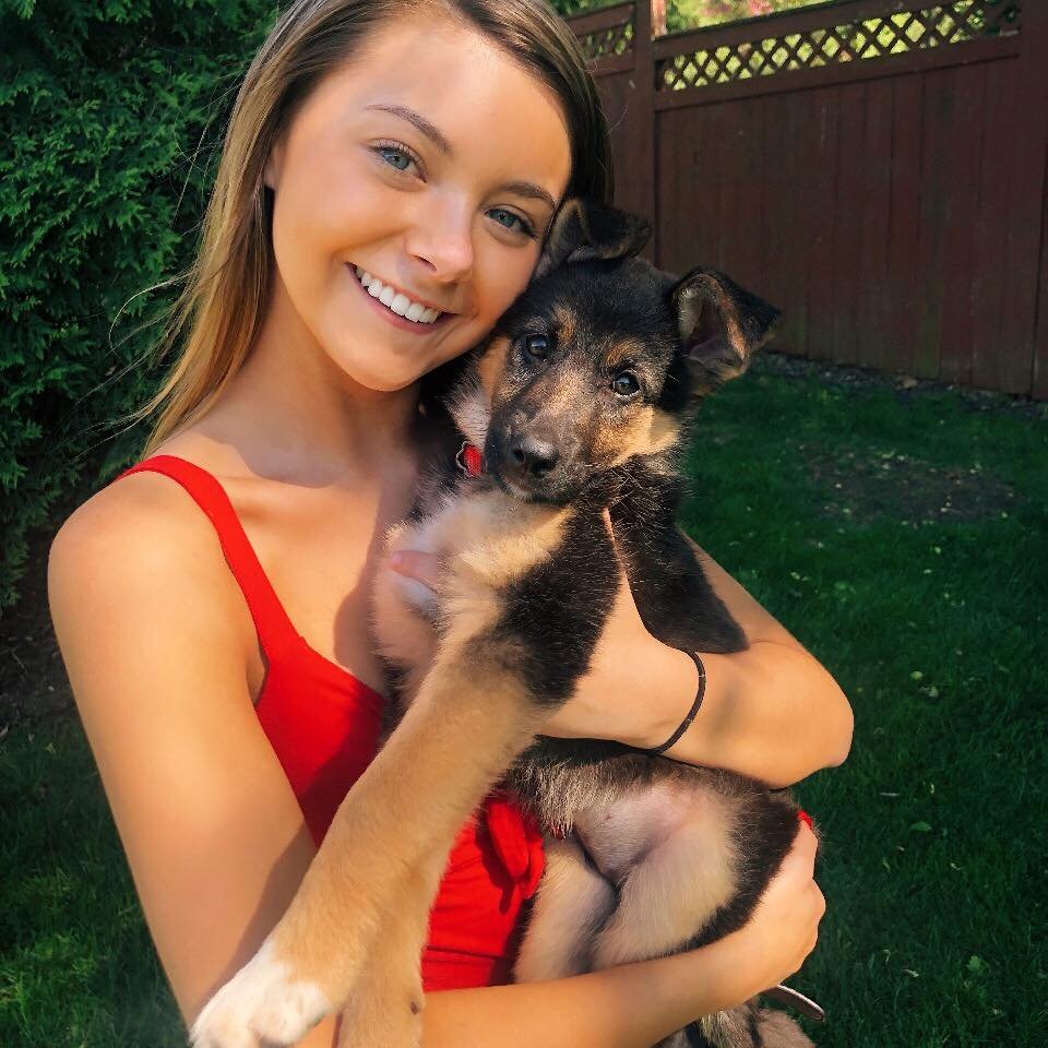 プラウド・ガール・フロウンツ・ハー・タイト・秘部・アンド・スモール・ティッツ 4