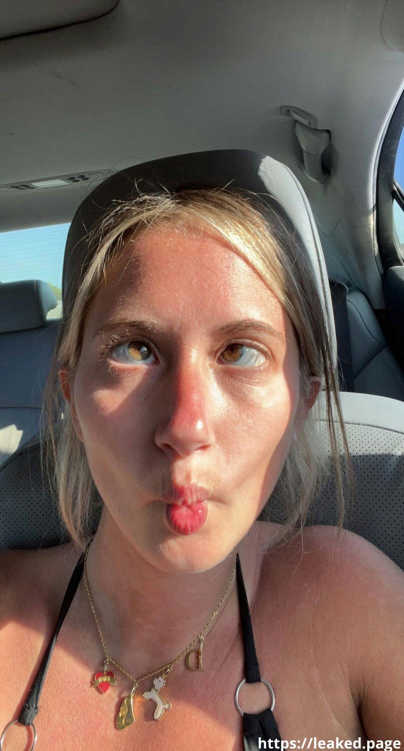 ホット・アマチュア・ビキニ・セルフィーズ・ショーイング・ビッグ・アス・カーブス 5