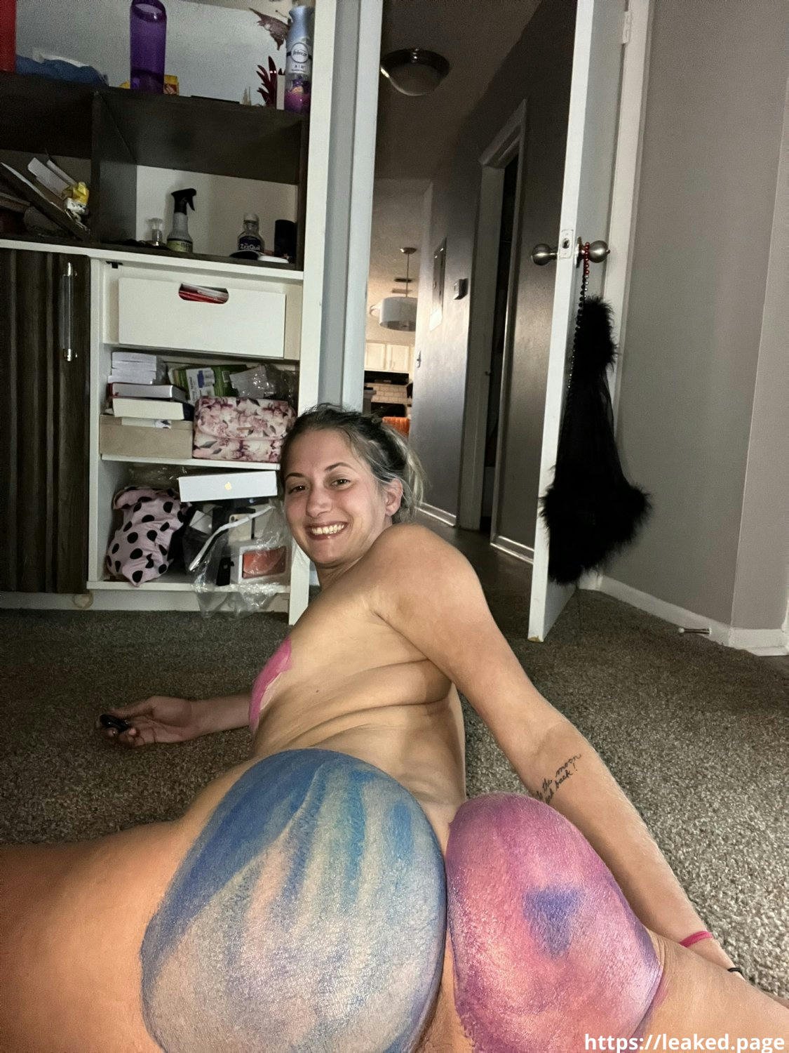 ホット・アマチュア・ビキニ・セルフィーズ・ショーイング・ビッグ・アス・カーブス 63