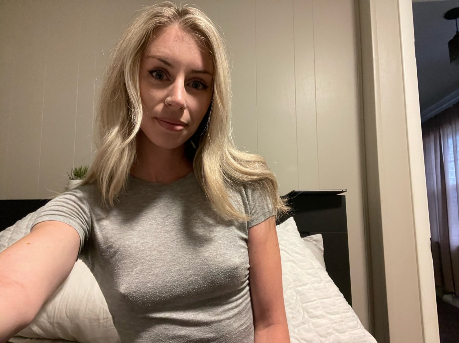 Loira natural caseira a exibir o seu corpo sedutor 12