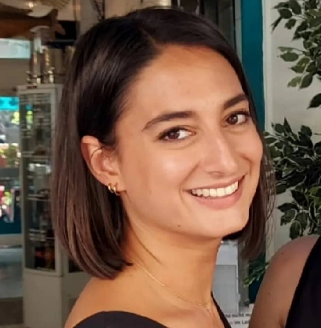 La bella non professionista austriaca Jenny S si spoglia sulla spiaggia nudista 1