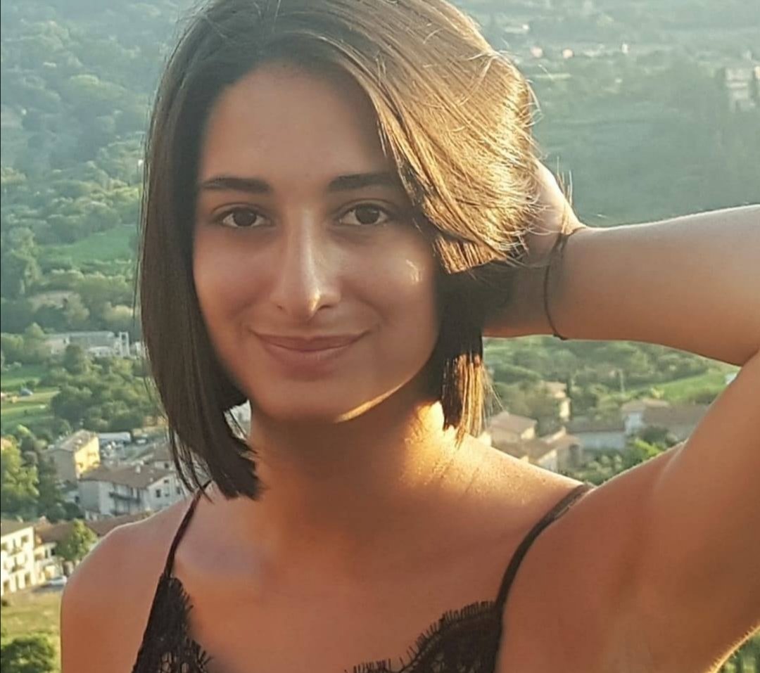 La bella non professionista austriaca Jenny S si spoglia sulla spiaggia nudista 2