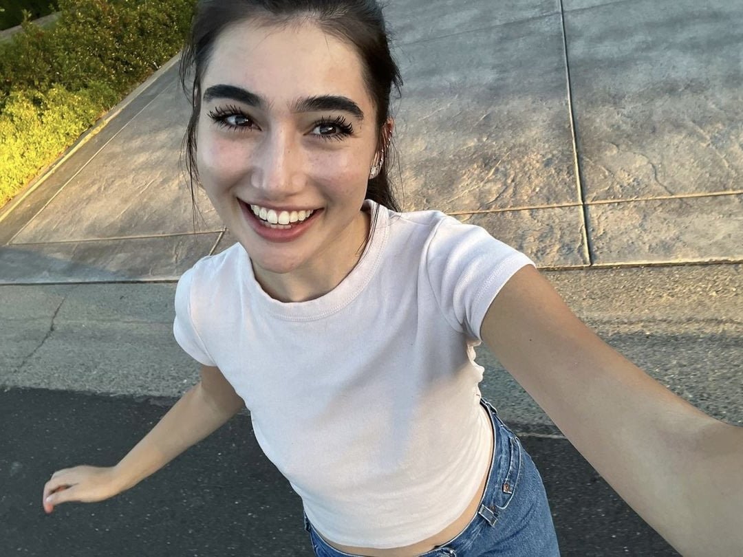 Encore une fois, il s'agit d'une salope qui plonge dans les moufles. 1