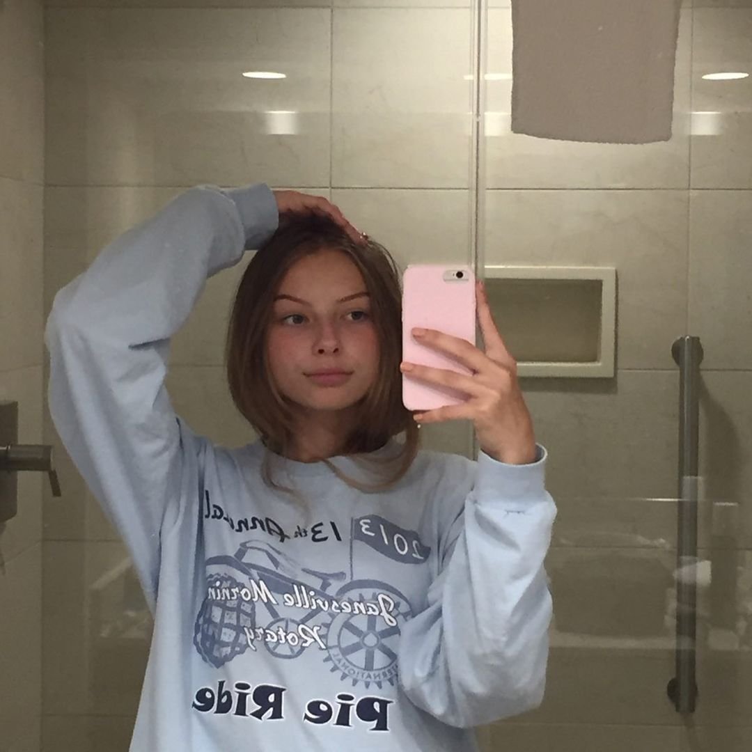 アマチュア・ガールフレンド・ブロウズ・ペニス・ライク・ア・プロ・POV 1