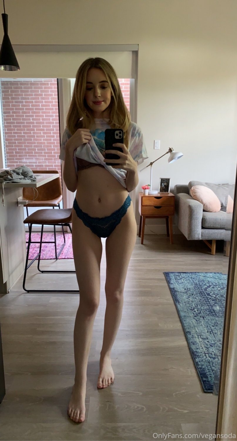 ミニ・ポルン・スターズ・マスターベーティング・イン・ブロンド・ボムシェル・ファン 15