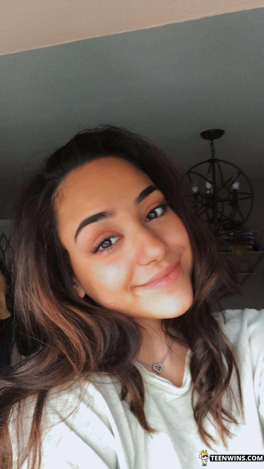 セクシー・アマチュア・ガール・ショーイング・オフ・イン・セルフィーズ 1