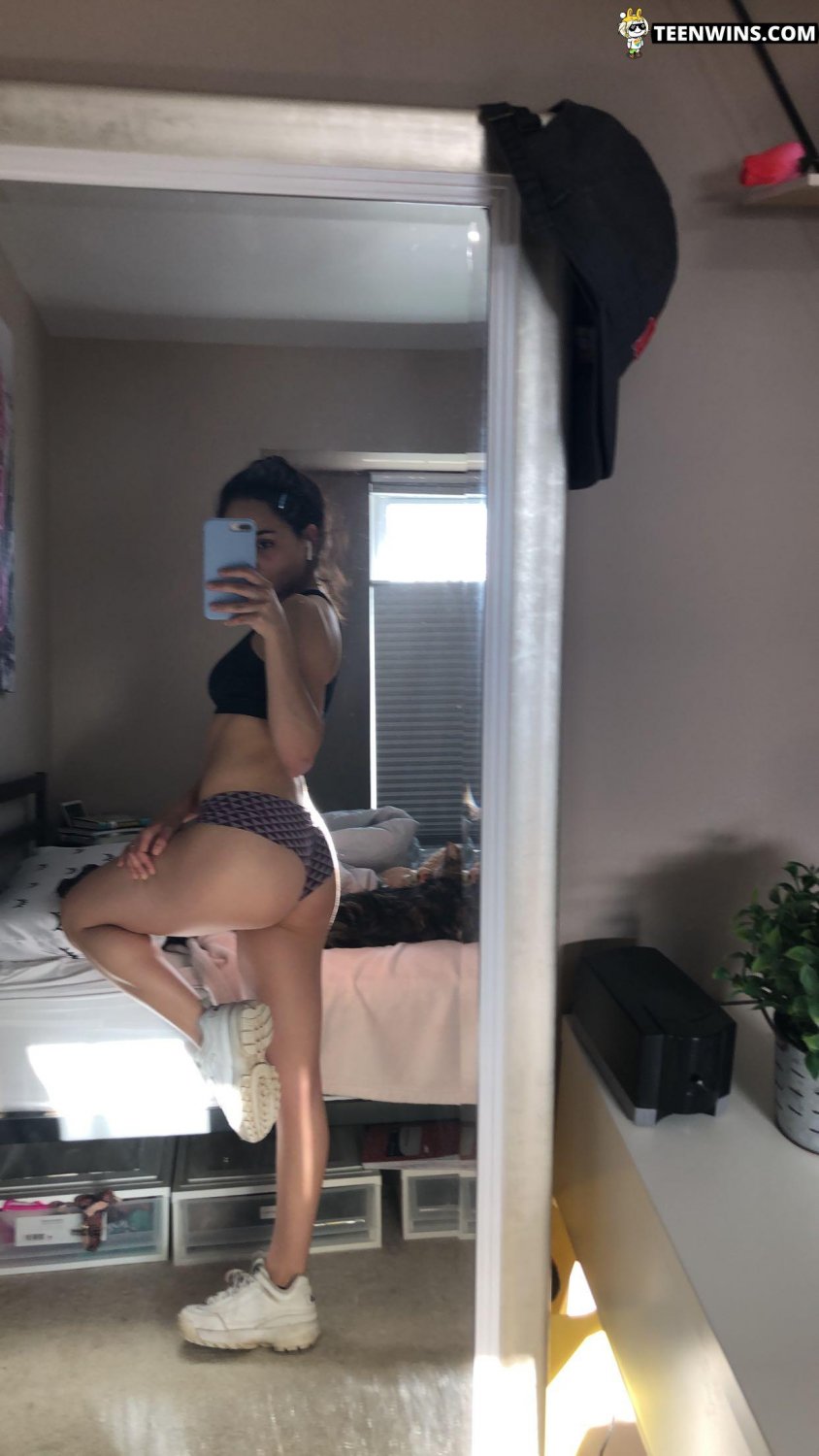 セクシー・アマチュア・ガール・ショーイング・オフ・イン・セルフィーズ 2