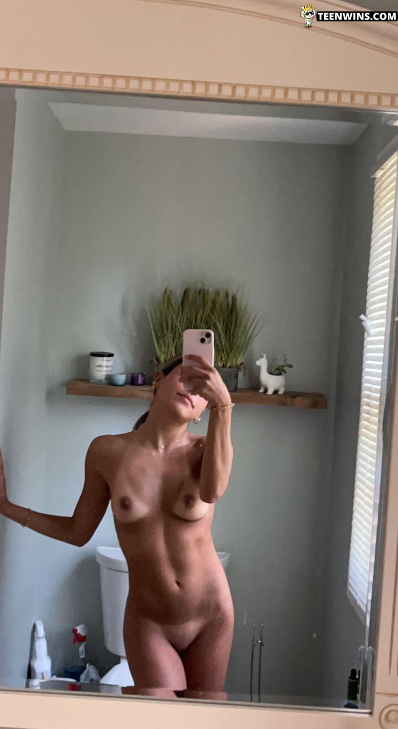 セクシー・アマチュア・ガール・ショーイング・オフ・イン・セルフィーズ 3