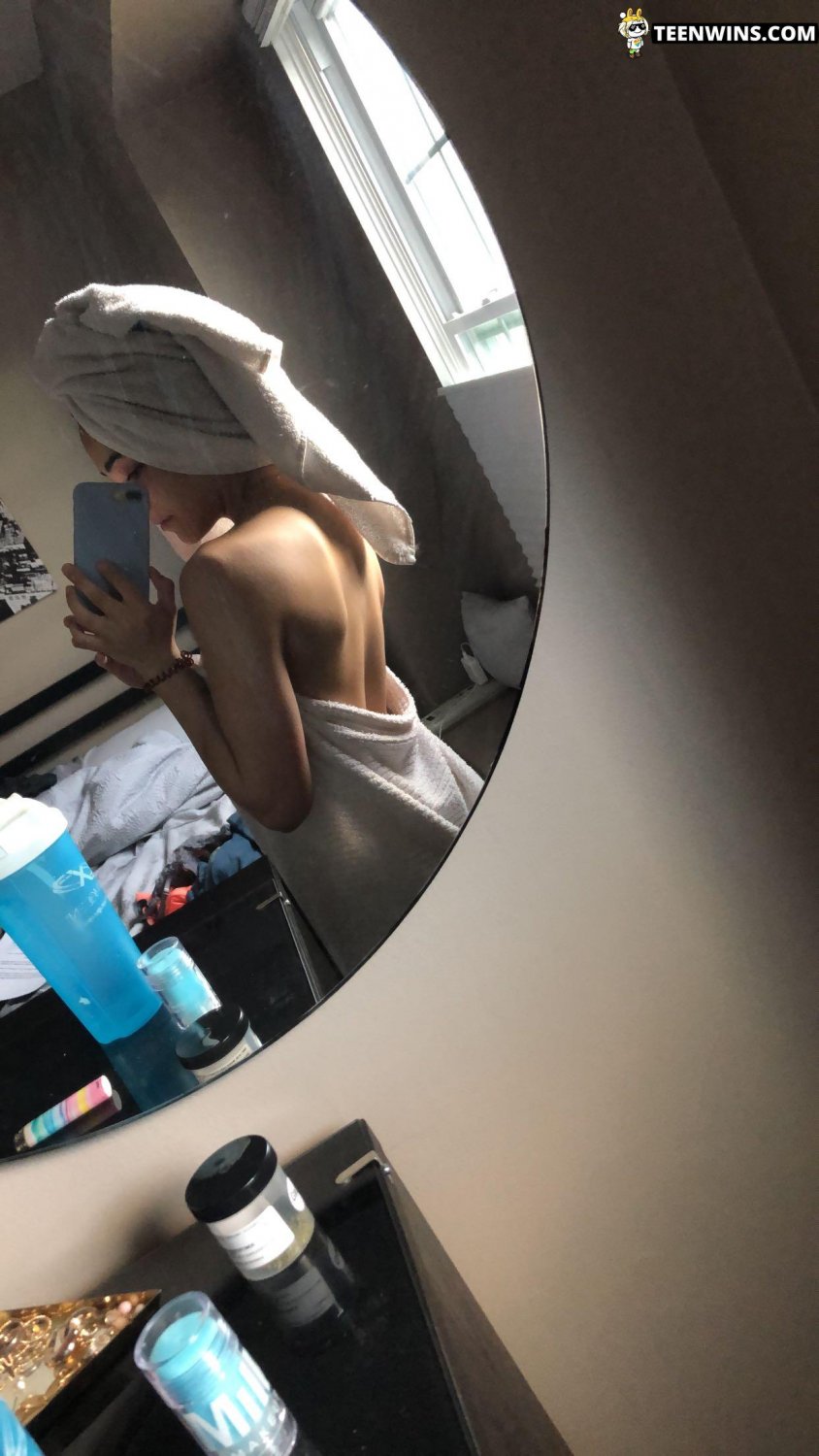 セクシー・アマチュア・ガール・ショーイング・オフ・イン・セルフィーズ 6