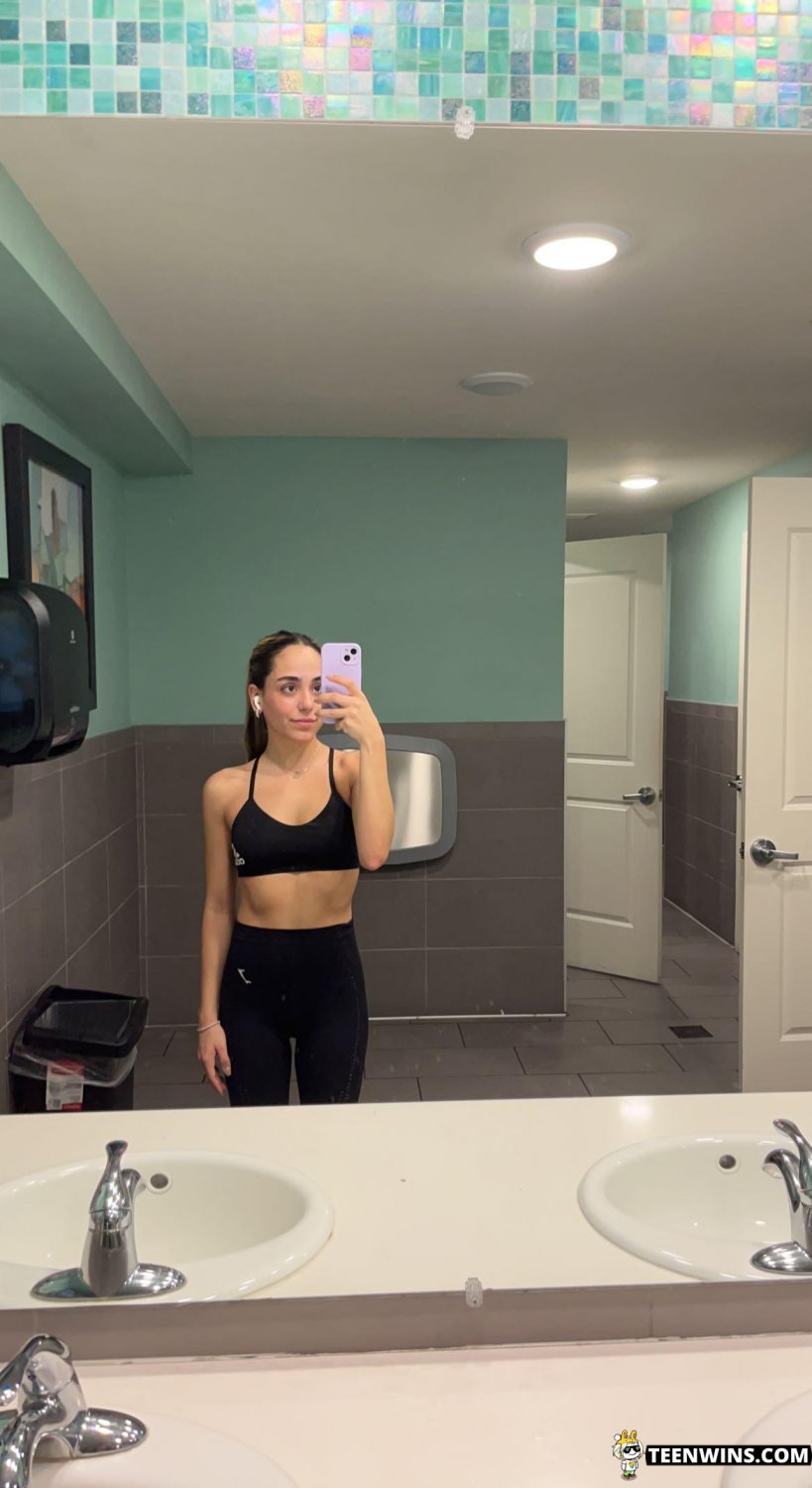 セクシー・アマチュア・ガール・ショーイング・オフ・イン・セルフィーズ 9