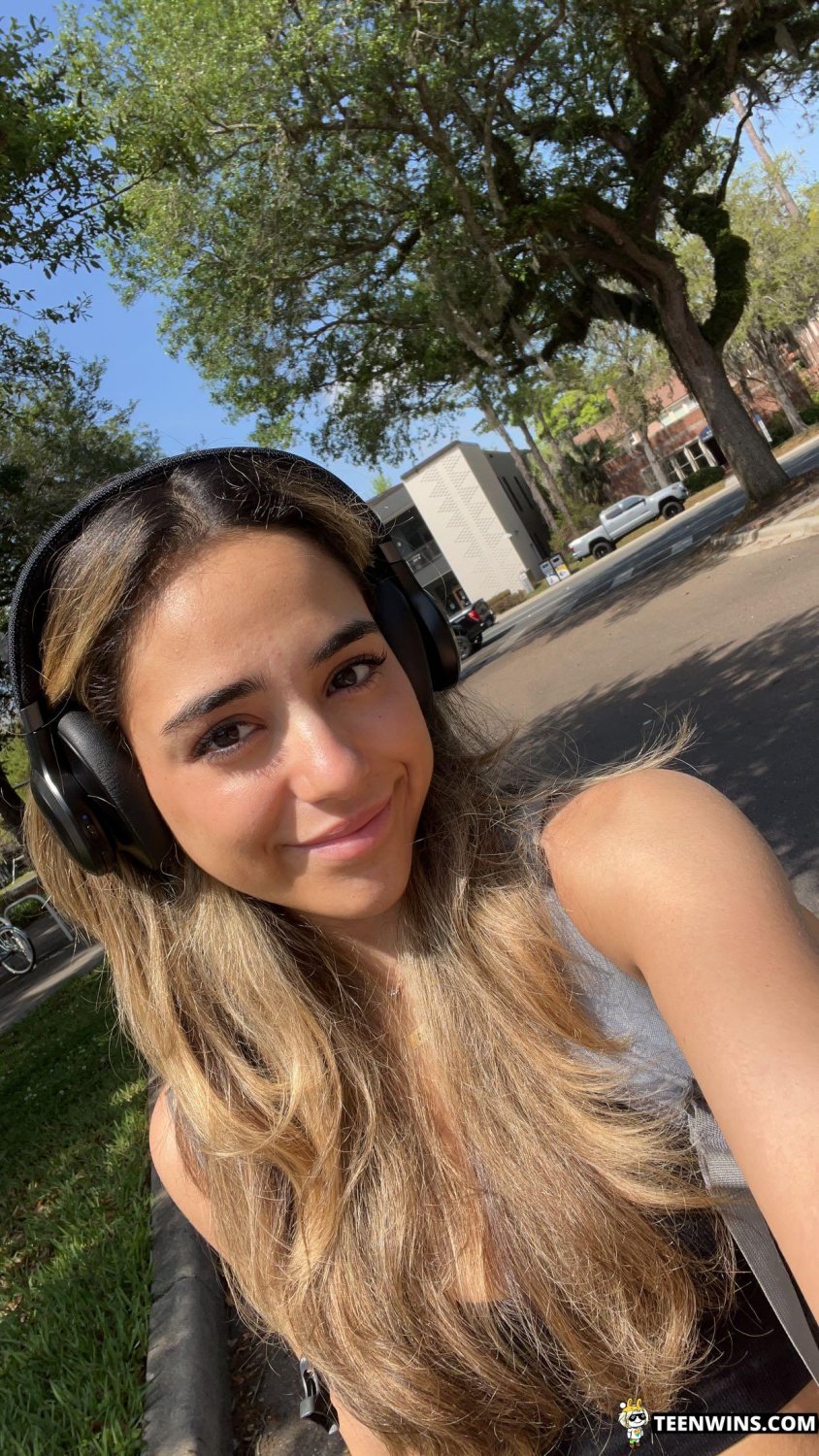 セクシー・アマチュア・ガール・ショーイング・オフ・イン・セルフィーズ 18