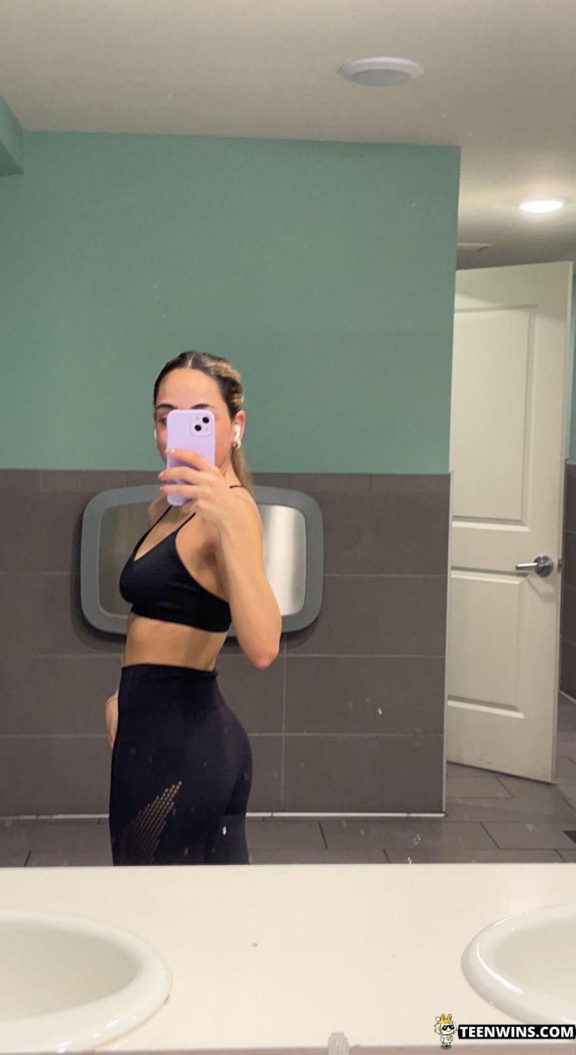 セクシー・アマチュア・ガール・ショーイング・オフ・イン・セルフィーズ 20