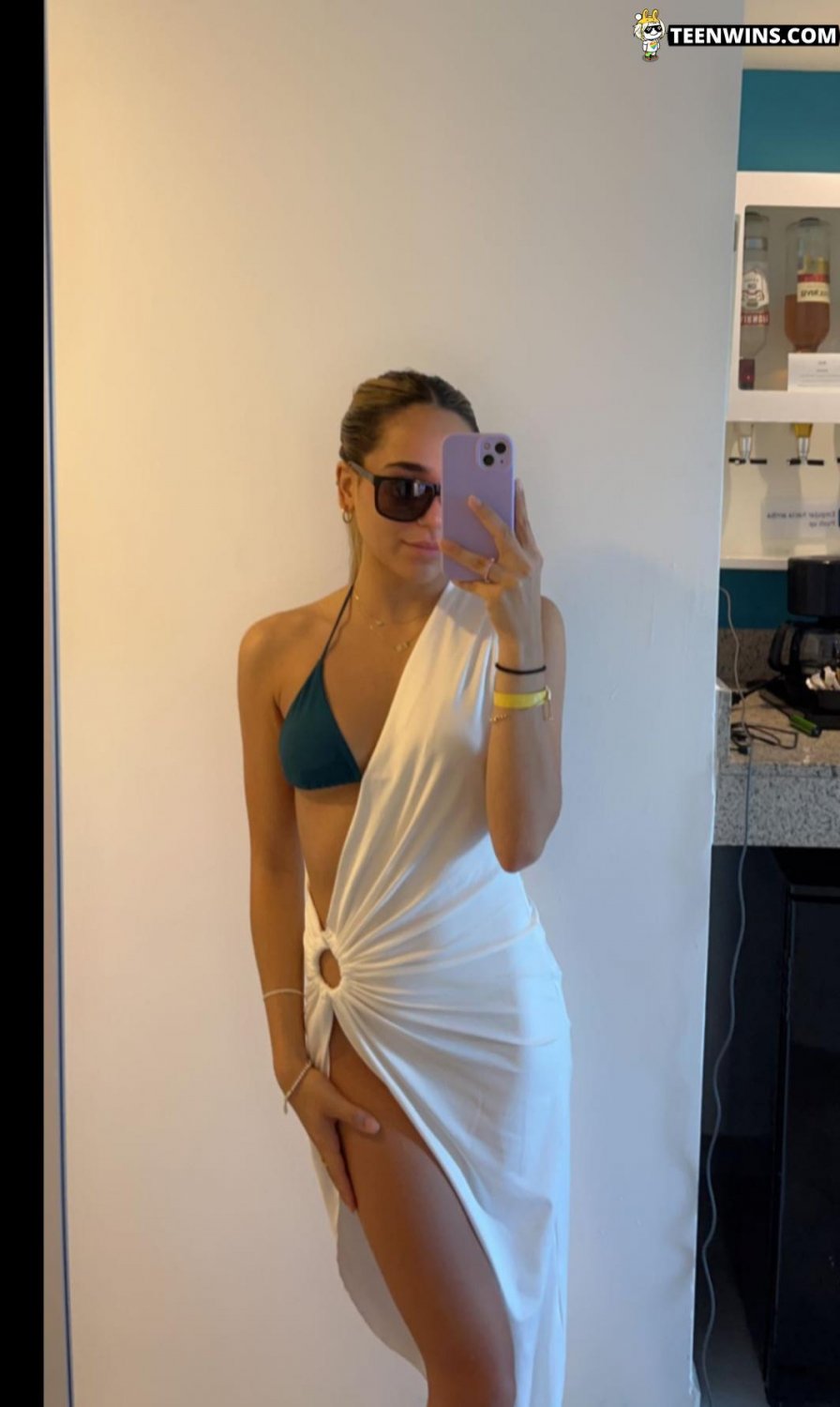 セクシー・アマチュア・ガール・ショーイング・オフ・イン・セルフィーズ 23