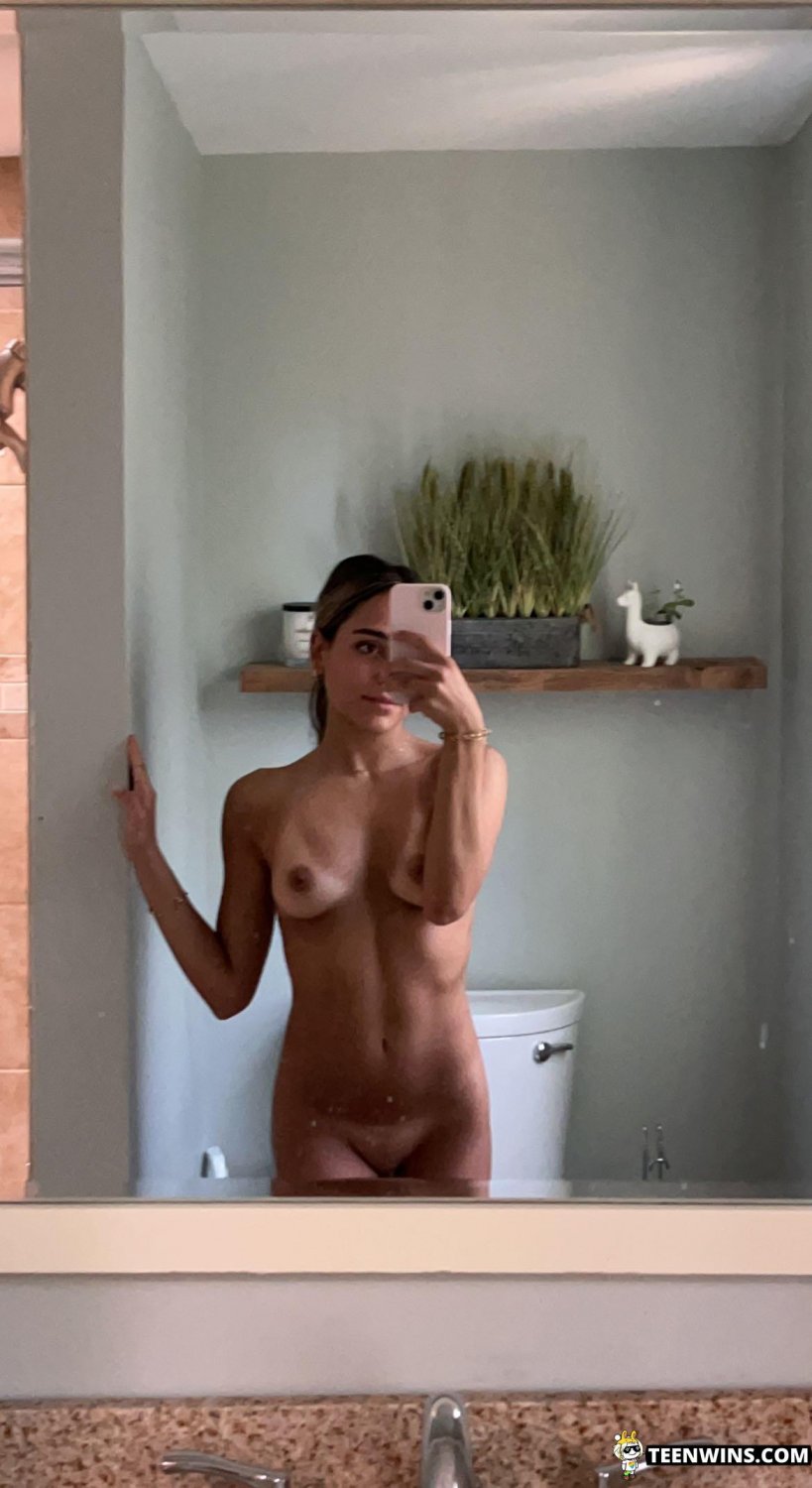 セクシー・アマチュア・ガール・ショーイング・オフ・イン・セルフィーズ 24