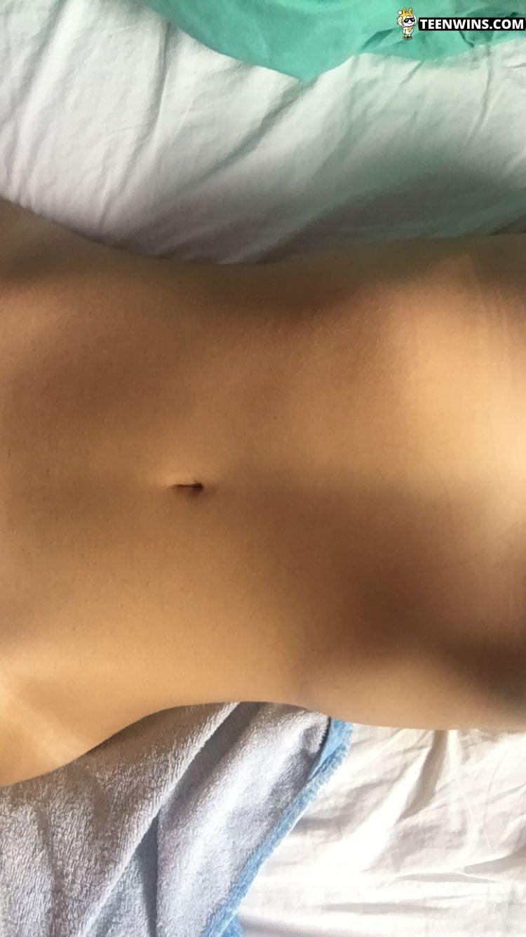 セクシー・アマチュア・ガール・ショーイング・オフ・イン・セルフィーズ 25