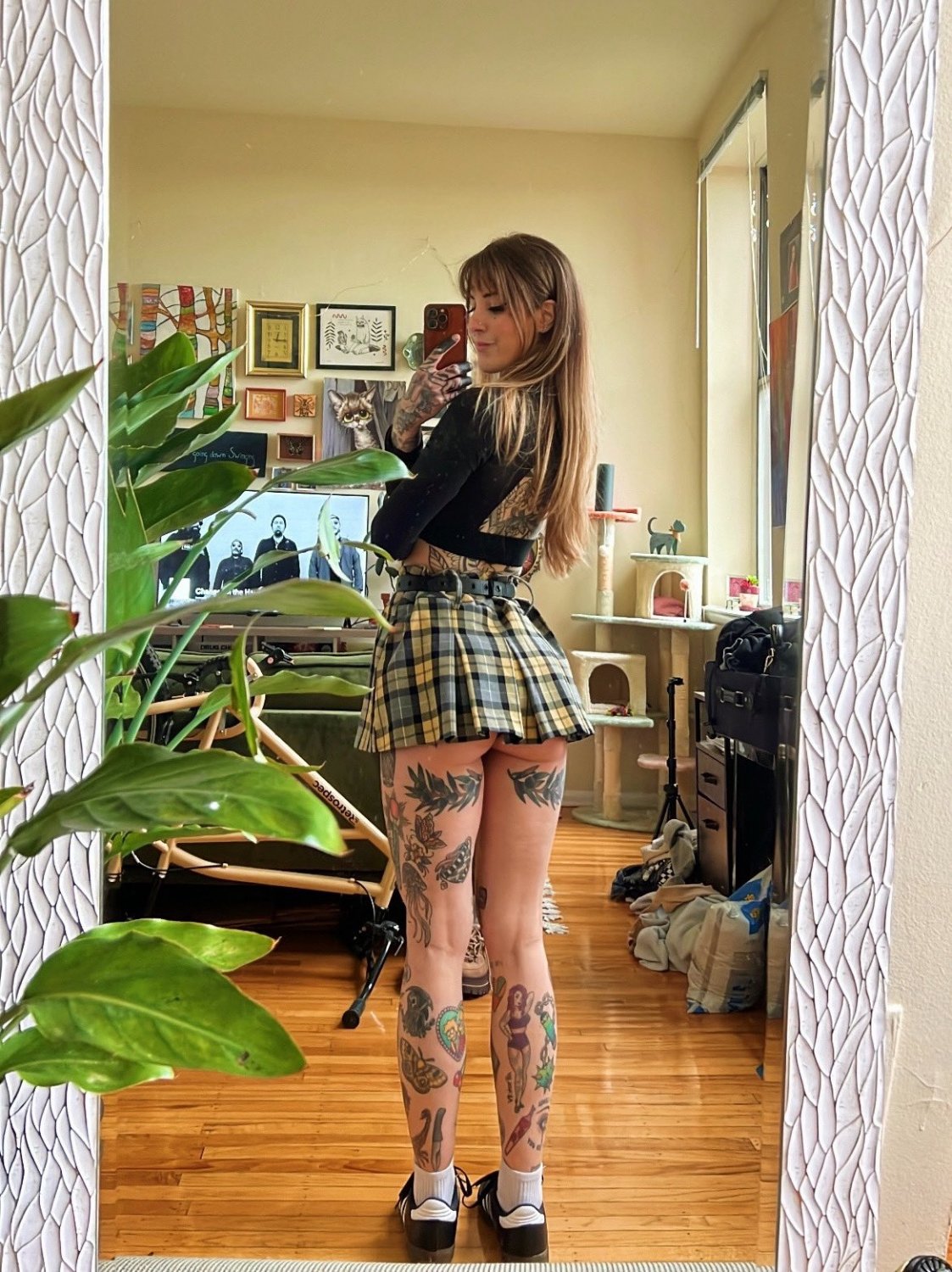 Tattooed Cutie Awlivv Masturbating and Moaning on Cam 10