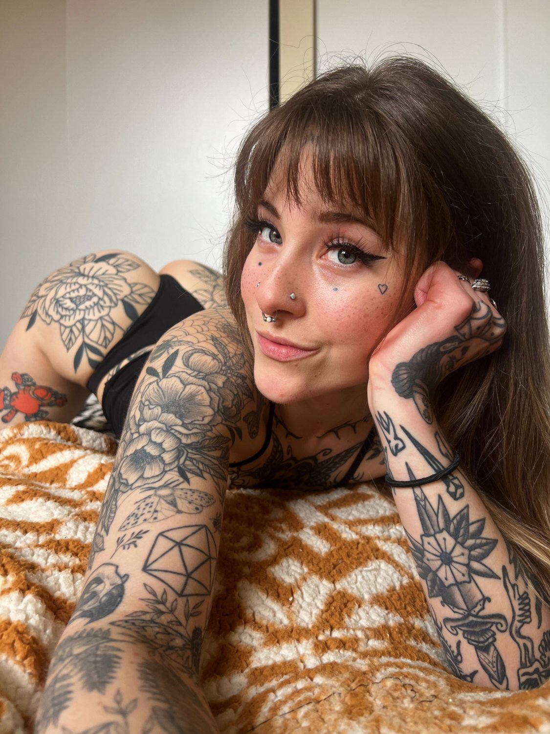 Tattooed Cutie Awlivv Masturbating and Moaning on Cam 16