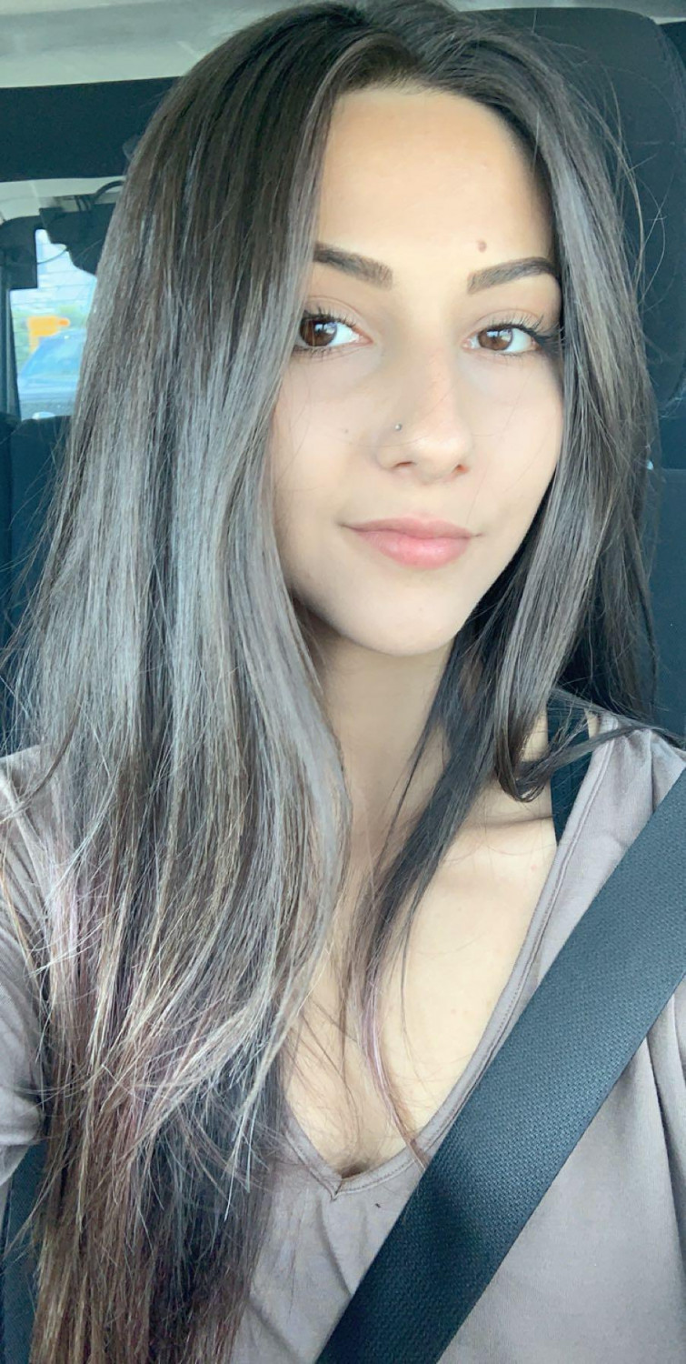 ヤング・ブルネット・ふしだらな女・ビーイング・ダディーズ・フェイバリット・トイ 1