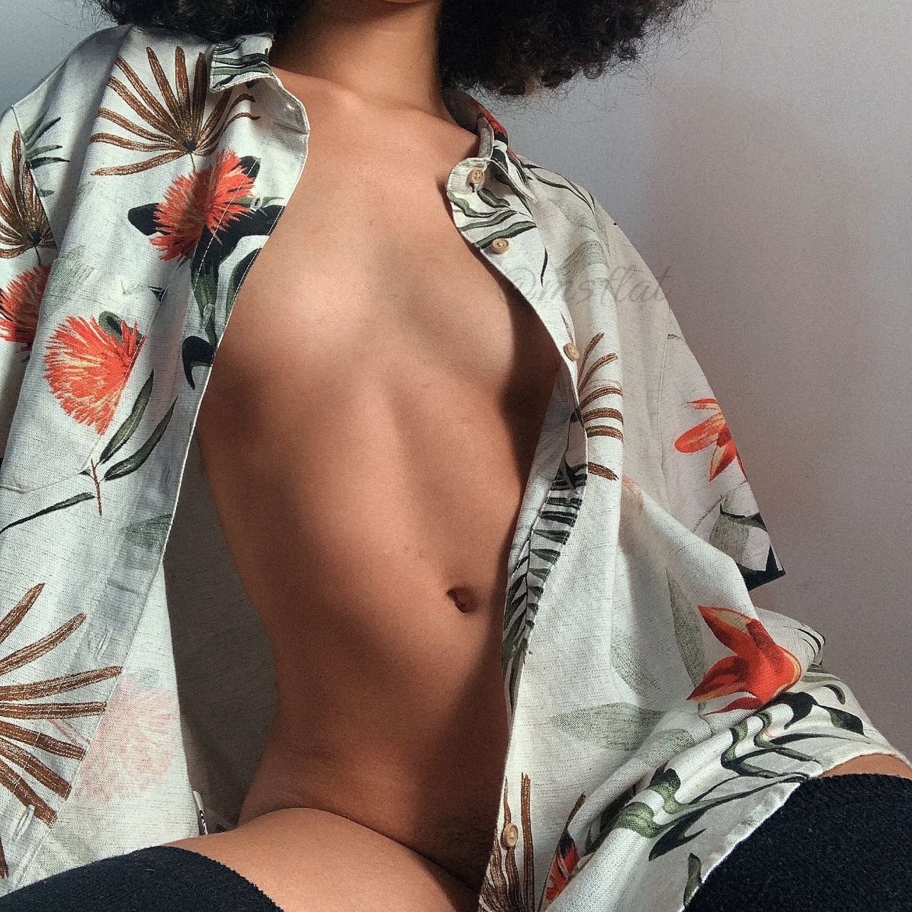 カーリー・ヘアード・エボニー・ガール・マスターベーツ・ハーセルフ・トゥ・エクスタシー 16