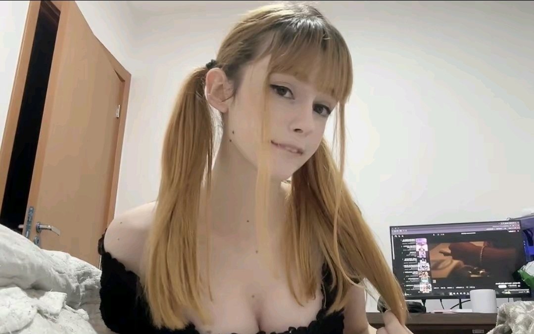 Skinny Redhead Bombshell with Hourglass Figure 4