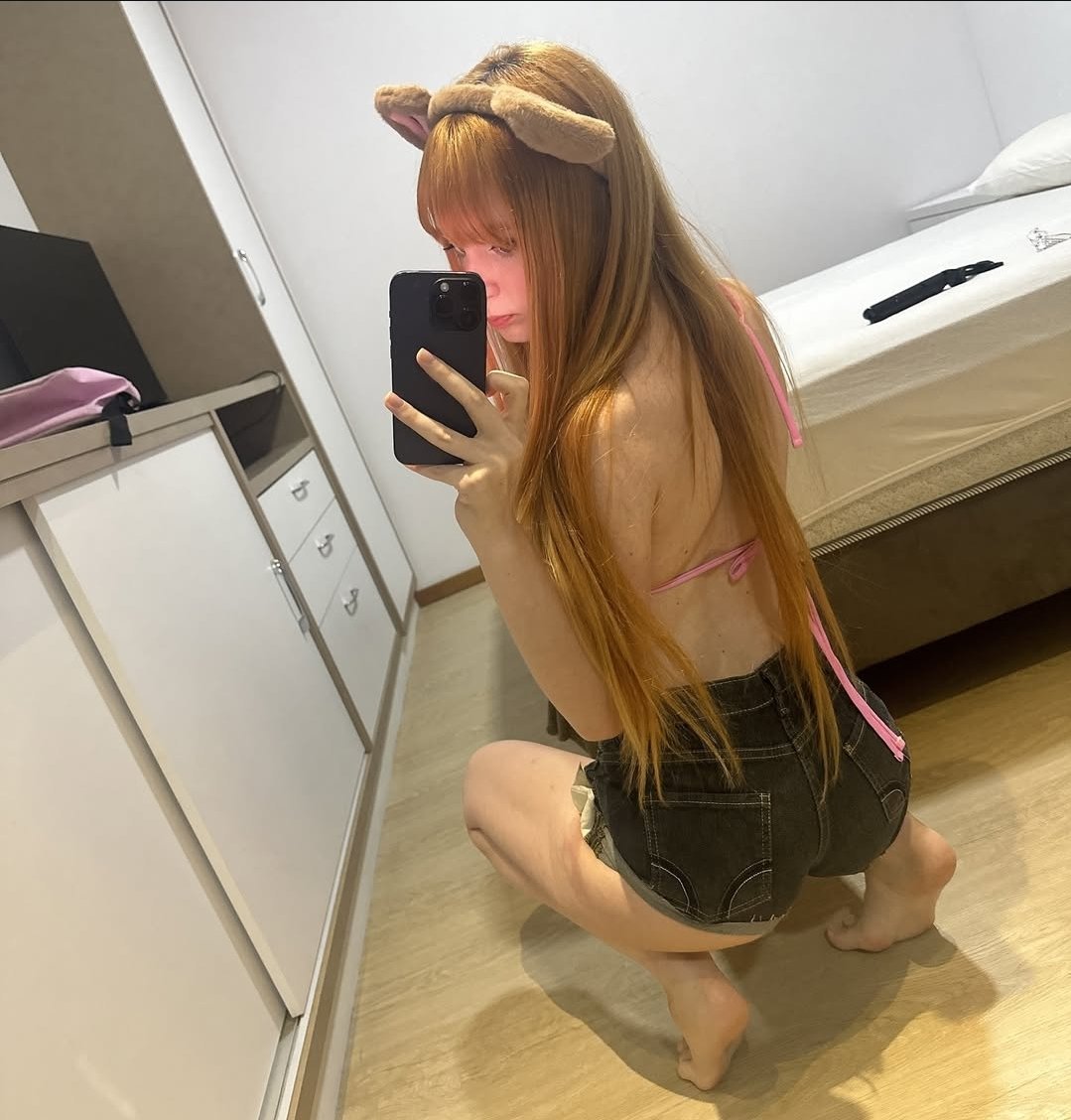 Skinny Redhead Bombshell with Hourglass Figure 7