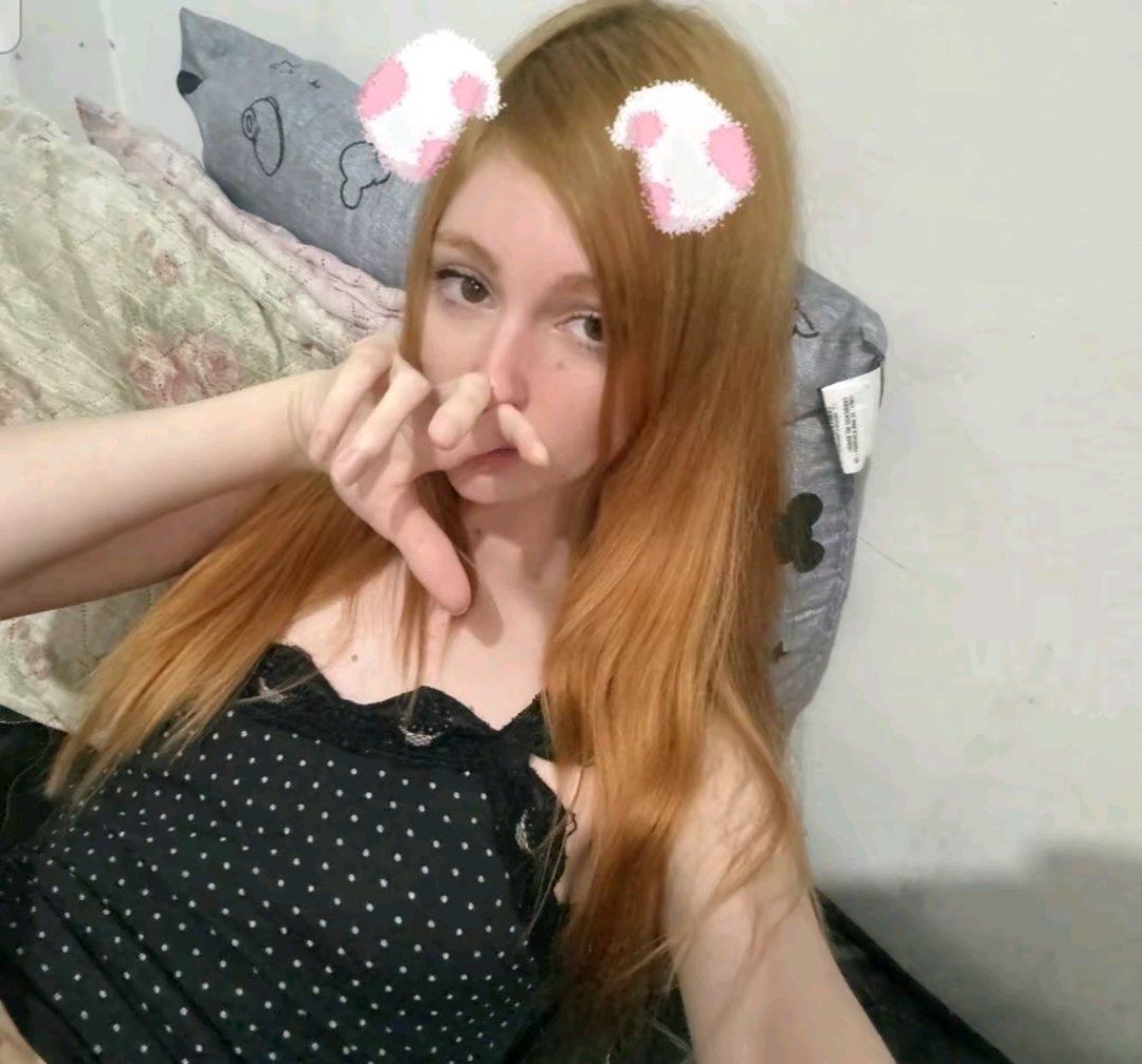 Skinny Redhead Bombshell with Hourglass Figure 9