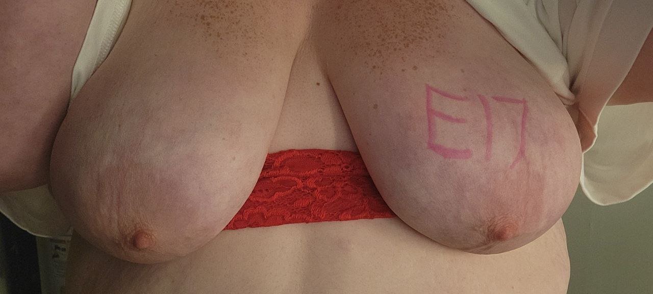 Kehlkopfschlampe sabbert über ihren ganzen fetten Körper 2