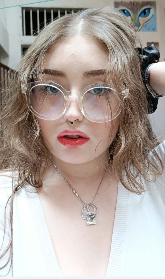 Blanca puta tetona 6