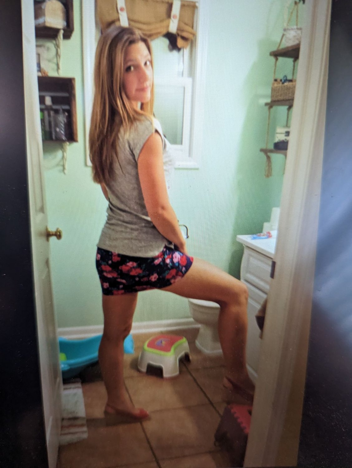 Żona z grubym tyłkiem i cyckami 7