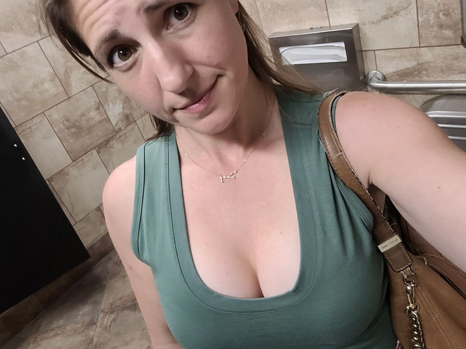 Żona z grubym tyłkiem i cyckami 10