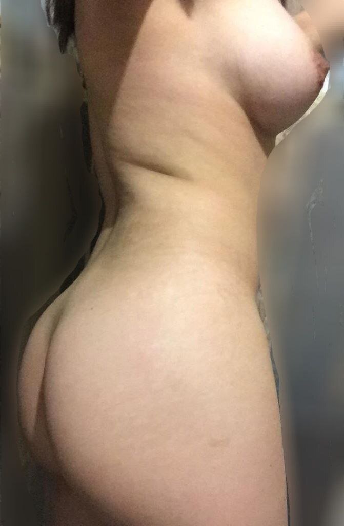 Puta enseñando las tetas 1