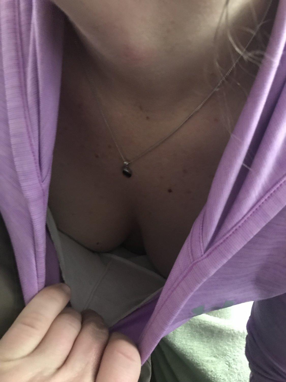 ラッシュ・ミルフ・フラッシズ・ハー・ティッツ・イン・ア・ノーティー・ダウンブラウス 2